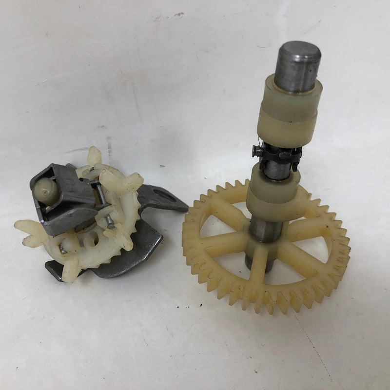 492830 Briggs & Stratton Camshaft Gear + Oil Slinger