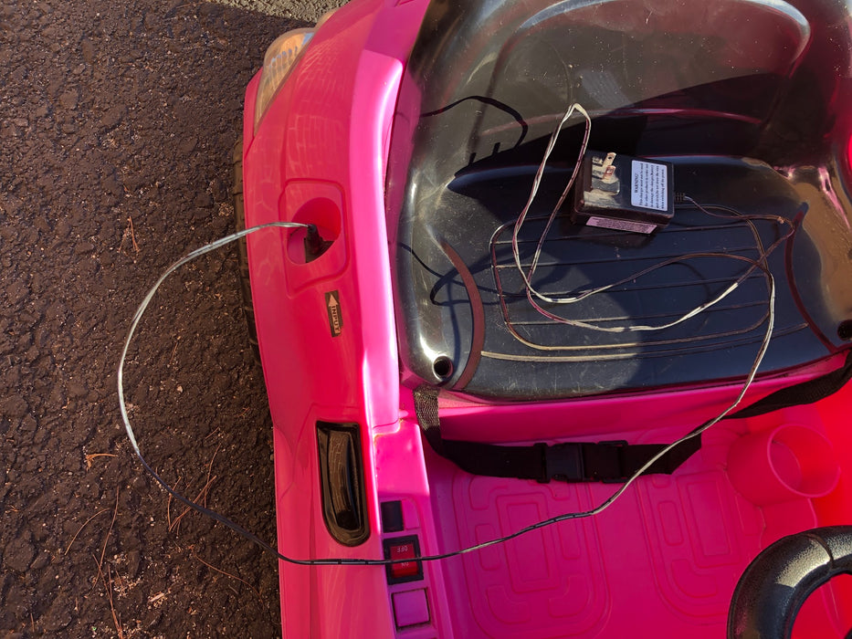 8802-73 Hello Kitty 6V Sports Car