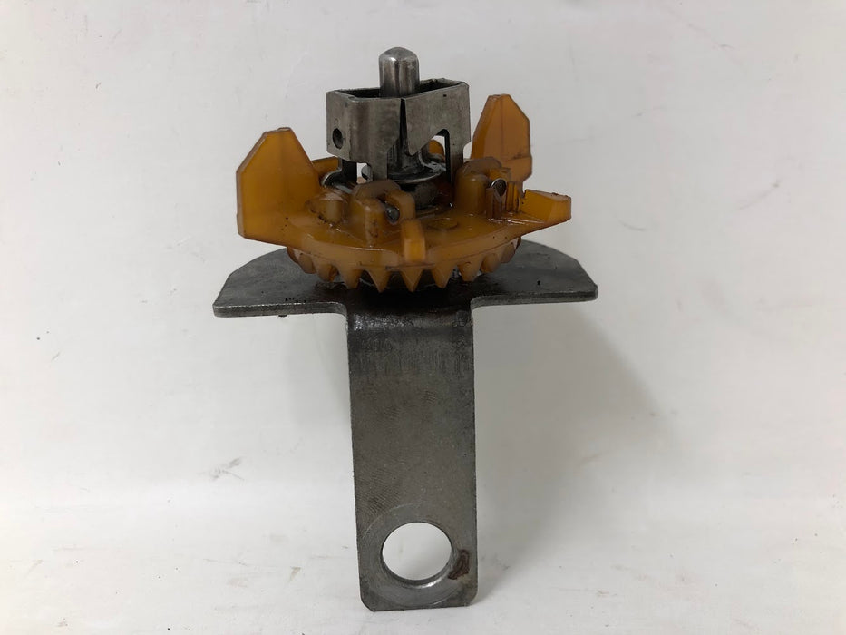 697668 Briggs & Stratton Camshaft & Governor Oil Slinger