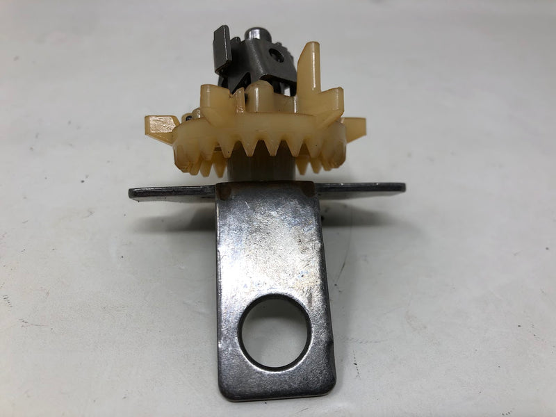593913 Briggs & Stratton Governor/Oil Slinger