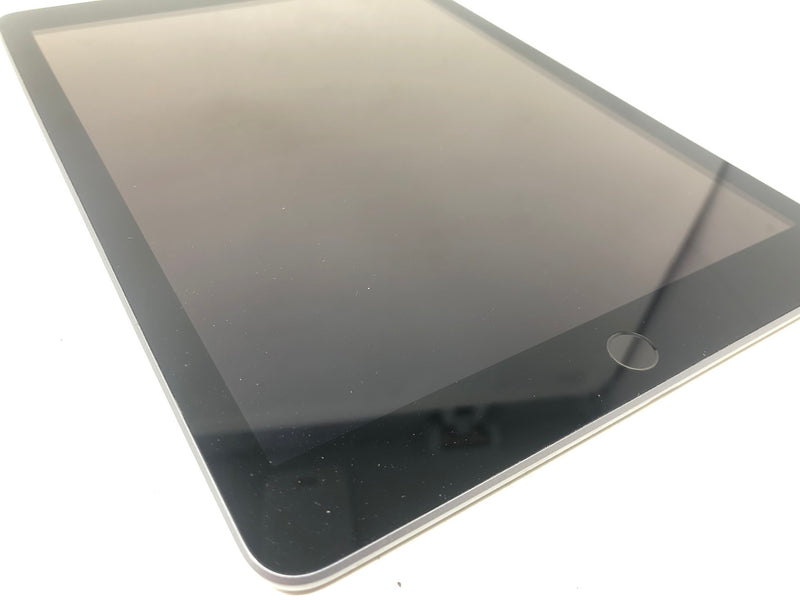 A1893 Apple iPad - 6th Gen - 32GB - 9.7" - Silver - iOS 17.7.10 + Case
