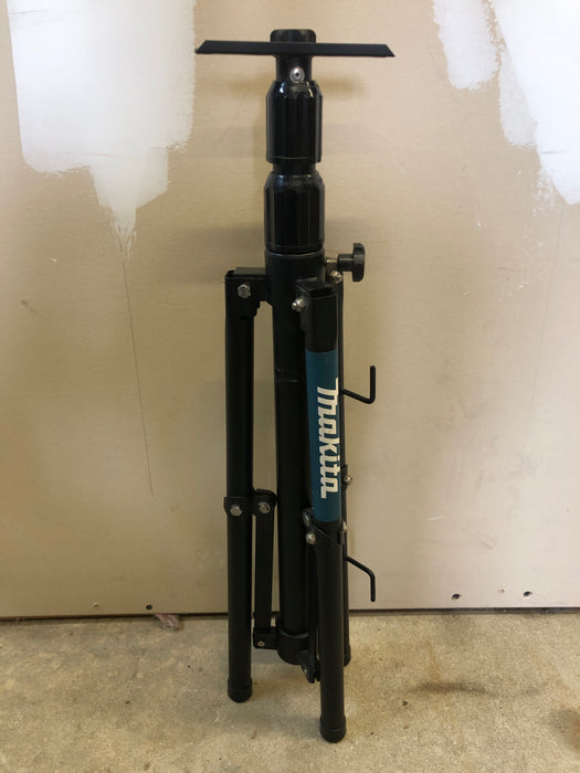 DML805 Makita Portable Tripod Light Stand