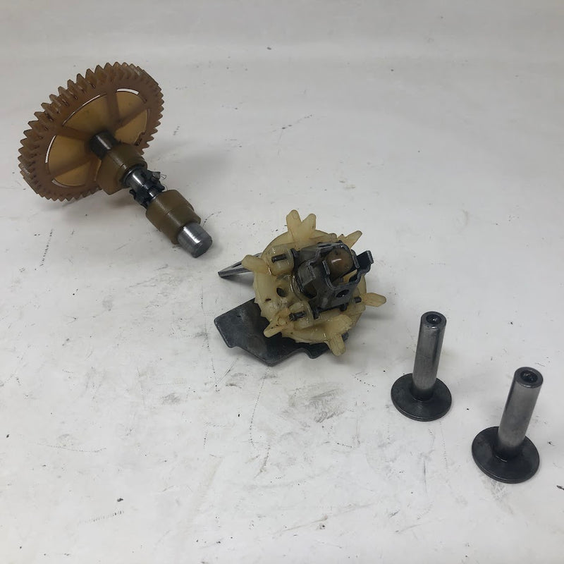 694039 Briggs & Stratton Camshaft + Governor + Oil Slinger