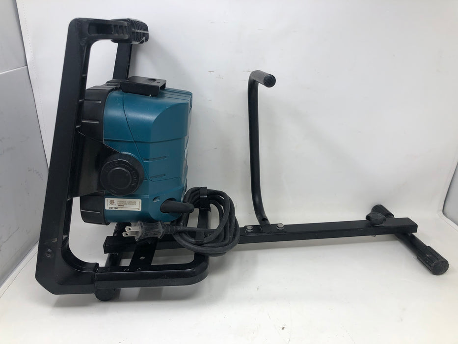 DML805 Makita Corded / Cordless Work Light + Bracket (Used)
