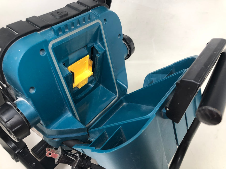 DML805 Makita Corded / Cordless Work Light + Bracket (Used)
